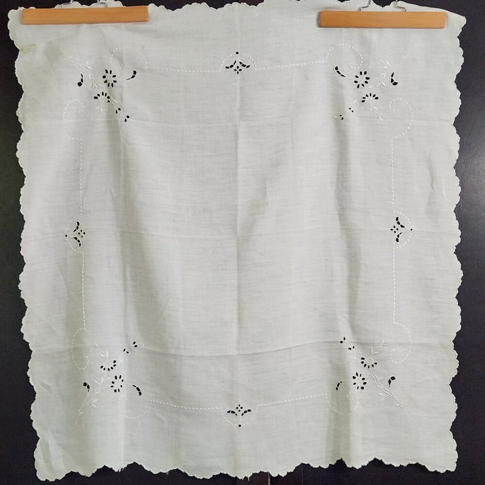 Vintage Scalloped Tablecloth With Embroidery and Cutwork Flowers 33" x 34"